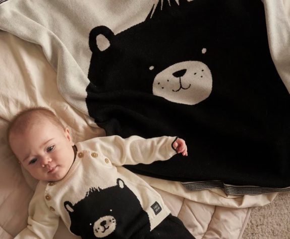 LIFESTYLE-BEARJUMPER_BLANKET_FABLEJOGGER-SQUARE_750x